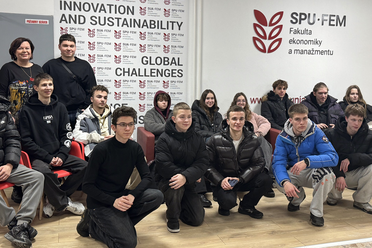 Skupina ukrajinských študentov na prehliadke fakulty